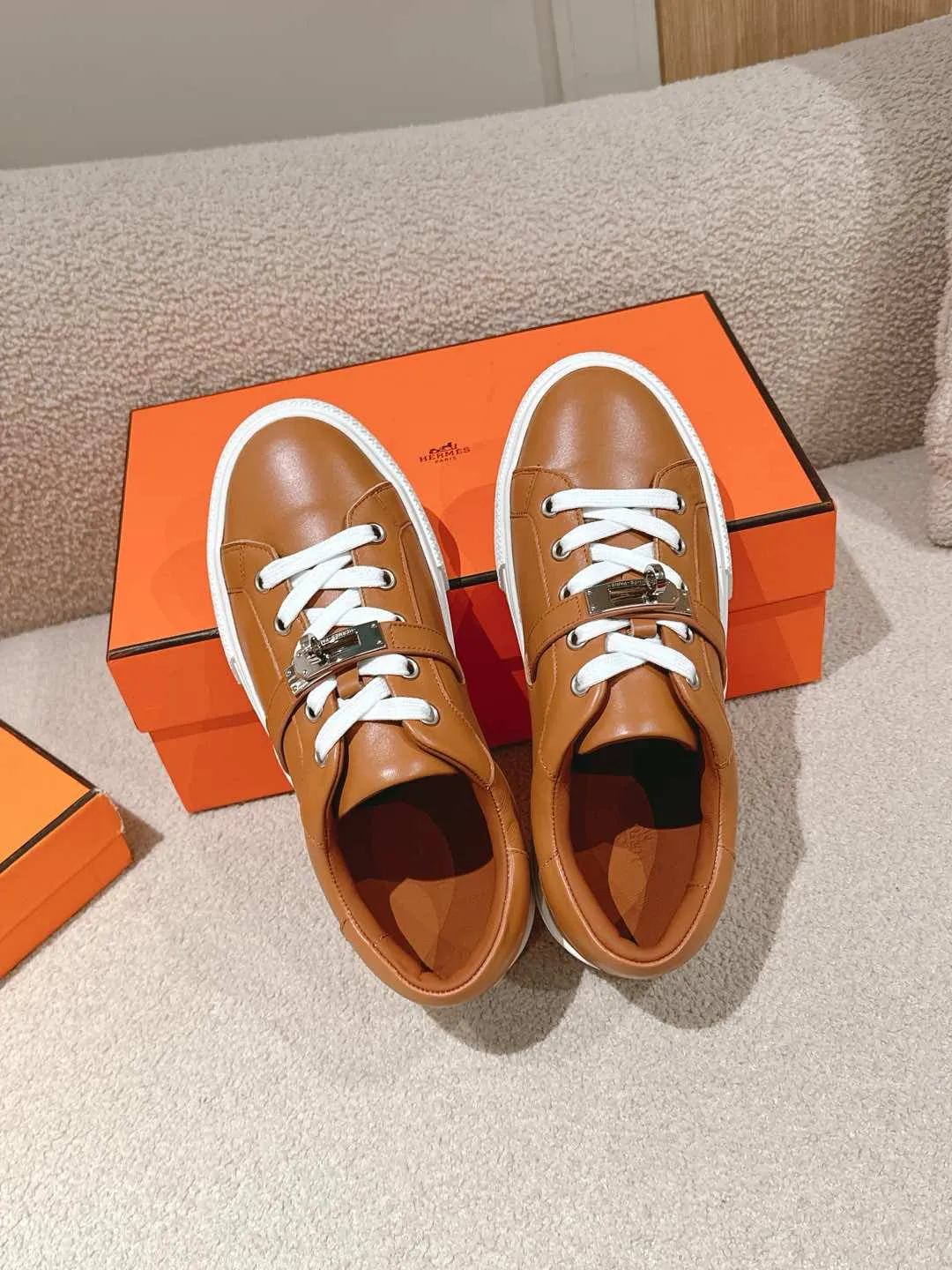 👟👟Ex-factory price 600👟👟Hermes top version couple model Epsom calfskin and calfskin loafer style lace-up sneakers, with functional rose gold-plated Kelly shoe buckles. Create a stylish urban look. Fabric: Specific cowhide/canvas material Lining: Sheepskin lining Outsole: Original molded TPU outsole Size: 35-45
